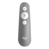 Logitech Wireless Presenter -kaukosäädin. Siinä on kolme painiketta, joista kaksi alempaa ovat nuoli vasemmalle ja oikealle.